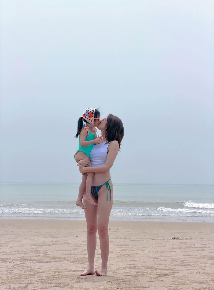 Ca sĩ Bảo Anh đưa con đi biển.