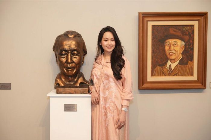 Khách thăm quan bên tranh và tác phẩm điêu khắc chân dung hoạ sĩ Văn Giáo. 