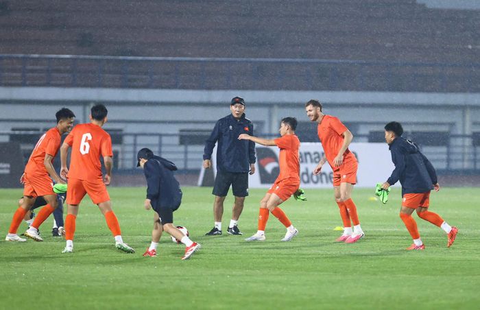 Tuyển Việt Nam chịu tổn thất lớn khi Xuân Son dính chấn thương phải sớm chia tay với giải đấu.