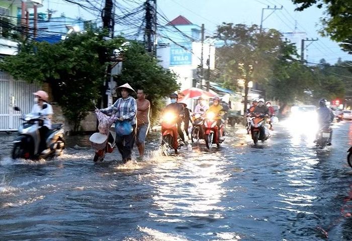 Mưa lớn kết hợp với triều cường gây ngập trên đường 2 tháng 9 ở Phường Long Châu, tỉnh Vĩnh Long. Ảnh: Lê Thúy Hằng/TTXVN