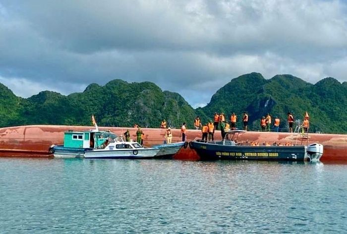 Hiện trường vụ lật tàu trên vùng biển Bản Sen.