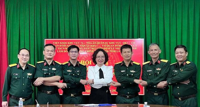  Lãnh đạo các đơn vị chụp ảnh kỷ niệm.