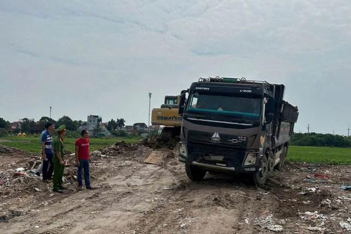  Lực lượng chức năng kiểm tra tại khu vực đầm Xâm Thị - nơi các đối tượng đổ chất thải.