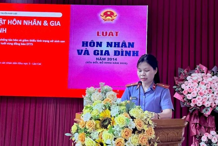  Kiểm sát viên tuyên truyền về Luật Hôn nhân gia đình, phòng, chống tảo hôn và bảo vệ trẻ em.