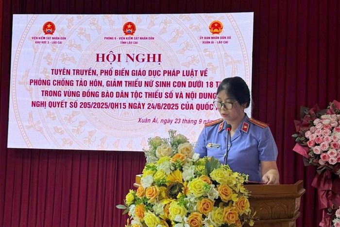  Đồng chí Nguyễn Thị Lan Phương, Trưởng phòng 9 VKSND tỉnh Lào Cai phát biểu bế mạc hội nghị.