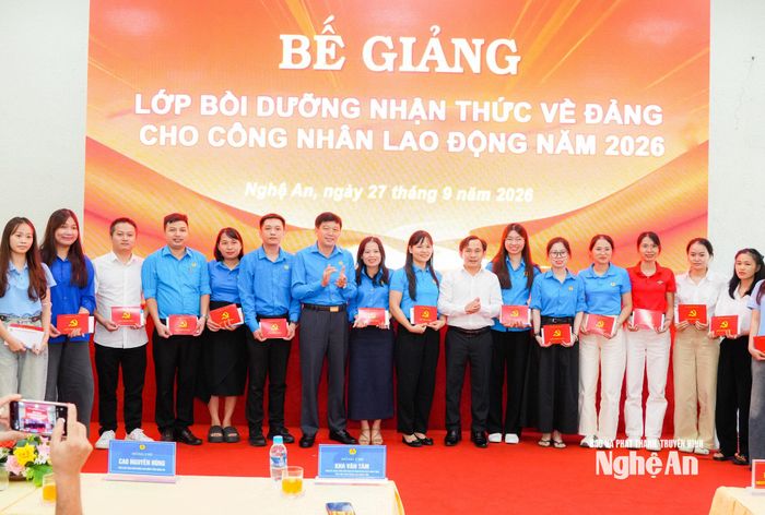 Trao giấy chứng nhận cho các học viên đạt thành tích xuất sắc. Ảnh: T.L