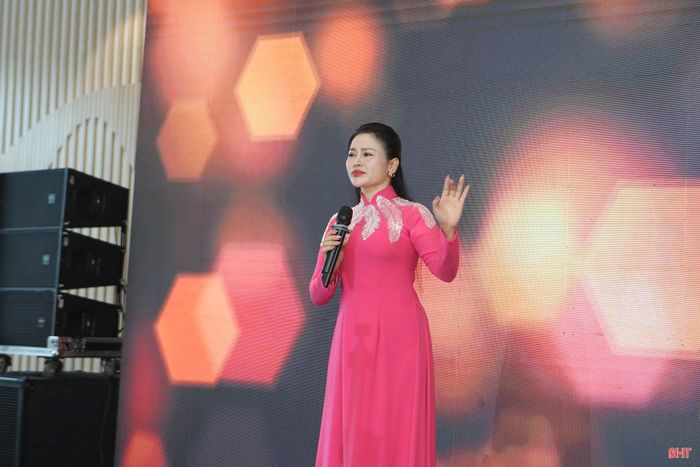 Các nghệ nhân của các CLB dân ca ở Tiên Điền được địa phương kết nối tạo sân khấu biểu diễn và có chế độ thù lao sau mỗi chương trình.