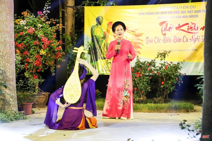 NNND Vũ Thị Thanh Minh biểu diễn tại chương trình Thơ Kiều qua các làn điệu dân ca ví giặm Nghệ Tĩnh, tại Khu sinh thái Green (phường Thành Sen).