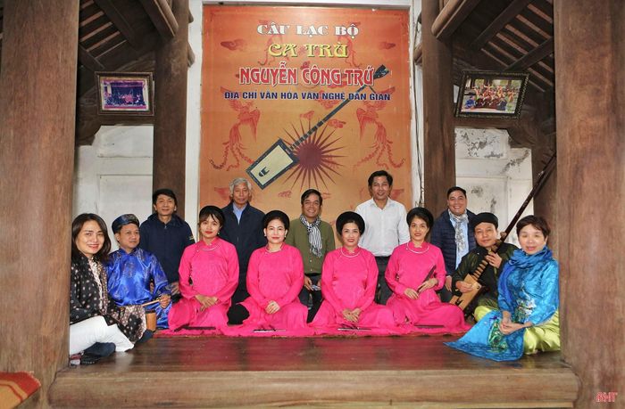 Du khách chụp ảnh lưu niệm cùng CLB Ca trù Nguyễn Công Trứ (xã Nghi Xuân) sau khi xem biểu diễn.