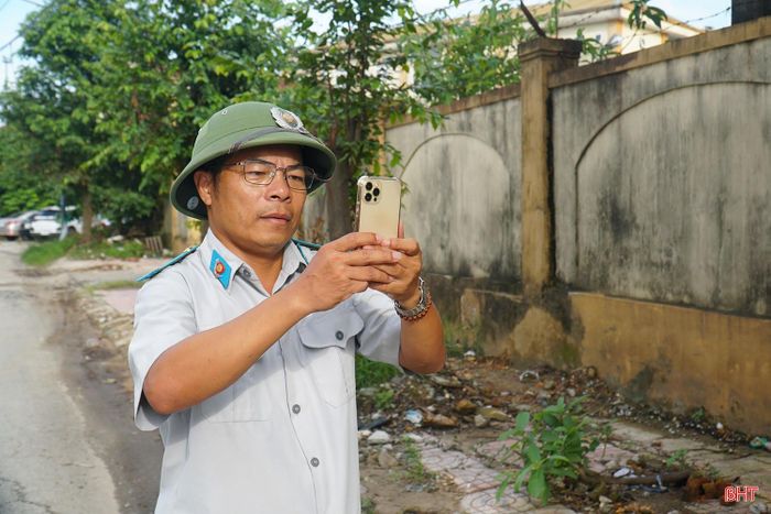 Cán bộ phường Trần Phú khảo sát hiện trường để cập nhật kết quả xử lý phản ánh trên i-HaTinh.