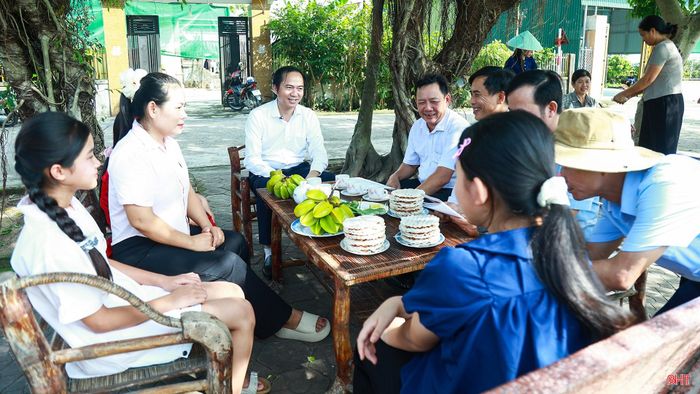 Điểm đến của chúng tôi hôm nay là Nhà văn hóa thôn Bắc Thai, nơi chúng tôi đã hẹn với bà con để ghi lại một buổi sinh hoạt dân ca ví, giặm. Đây cũng là một trong những nét văn hóa được người dân gìn giữ trong đời sống cộng đồng.