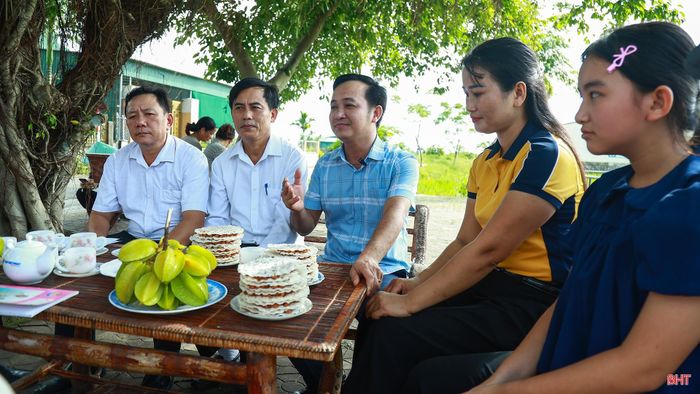 Qua mỗi lần đi quay, chúng tôi càng nhận ra rằng một địa điểm đẹp chưa đủ để tạo nên một câu chuyện. Điều quan trọng là ở đó có con người, có hoạt động và có những chi tiết khiến người xem nhận ra nơi ấy khác với những nơi khác.