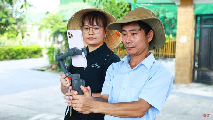 Để thực hiện video hôm nay, chúng tôi đã cùng nhau tìm đề tài, liên hệ nhân vật, chuẩn bị nội dung, quay phim và dựng thành phẩm. Trước mỗi buổi quay, cả nhóm thống nhất địa điểm, nhân vật và những nội dung cần khai thác để khi đến nơi có thể chủ động ghi lại những chi tiết cần thiết.