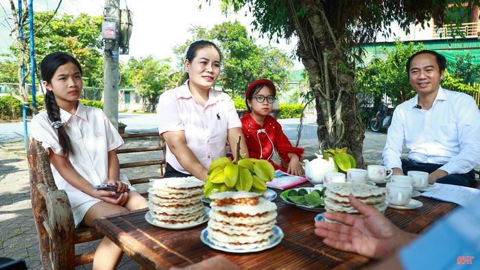 Tiếng hát vang lên giữa nhà văn hóa. Ekip chúng tôi vừa theo dõi buổi sinh hoạt, vừa tìm những khuôn hình có thể ghi lại tiếng hát, ánh mắt, nụ cười và không khí gần gũi của buổi sinh hoạt.