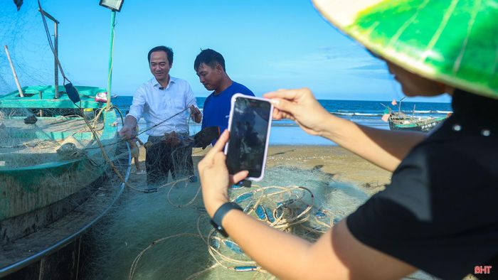 Chúng tôi còn ghé thôn Hội Tiến để ghi lại những hình ảnh về vùng biển của Đồng Tiến. Những con tàu ngoài khơi, bờ biển và công việc của ngư dân là những hình ảnh chúng tôi muốn đưa vào video để giới thiệu một Đồng Tiến vừa có nét văn hóa làng quê, vừa gắn với biển và nghề biển.