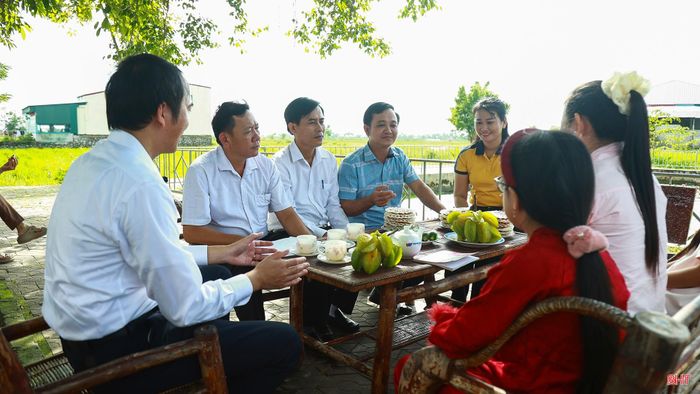 Ekip cũng tìm những hình ảnh quen thuộc của làng quê như cây đa, bến nước, những gói cu đơ, ấm nước chè xanh. Với chúng tôi, đó không chỉ là những khuôn hình mà còn là những nét văn hóa, sản vật gắn với đời sống người dân Hà Tĩnh.