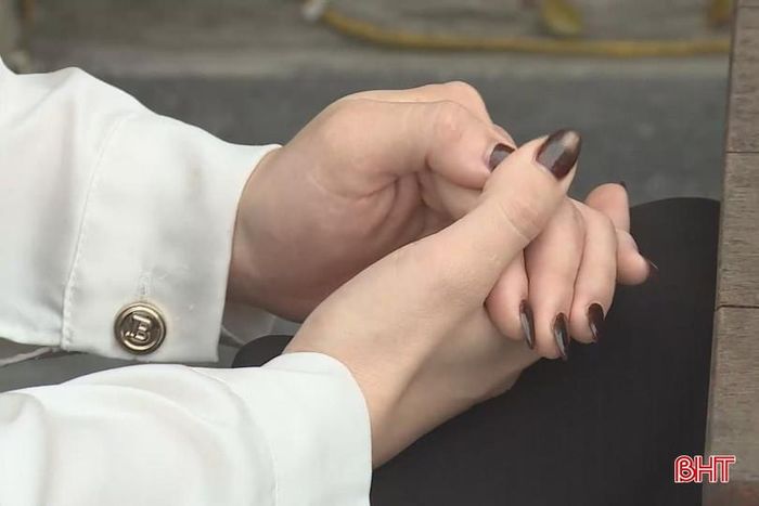 Người phụ nữ trẻ bị bạo lực gia đình về tinh thần
