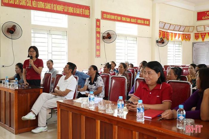 Buổi sinh hoạt của CLB Phòng chống bạo lực gia đình thôn Xuân Hoa, xã Cổ Đạm.
