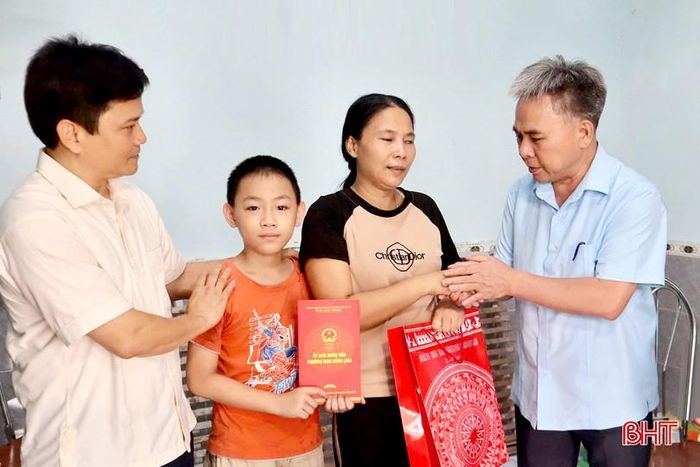Lãnh đạo phường Nam Hồng Lĩnh thăm hỏi, tặng quà cho người có công, gia đình chính sách và gia đình gặp hoàn cảnh khó khăn.
