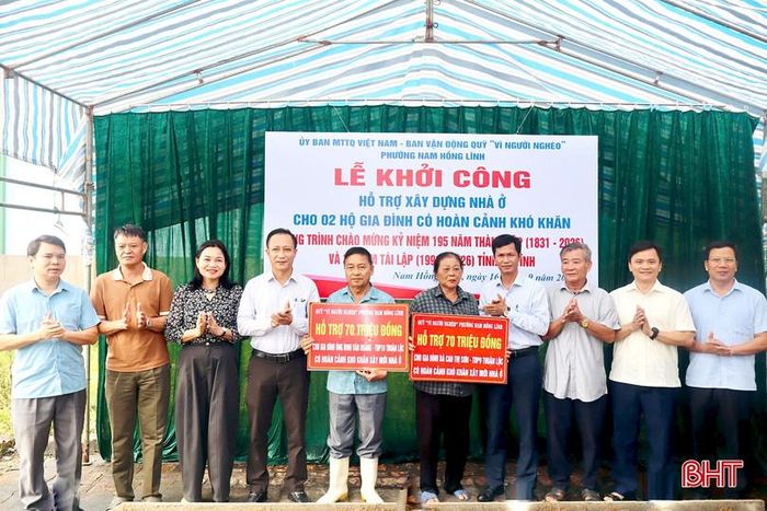 Lãnh đạo phường Nam Hồng Lĩnh trao biểu trưng hỗ trợ xây dựng nhà ở cho hộ bà Cao Thị Sơn (TDP 9 Thuận Lộc và gia đình ông Đinh Văn Hoằng (TDP 10 Thuận Lộc).