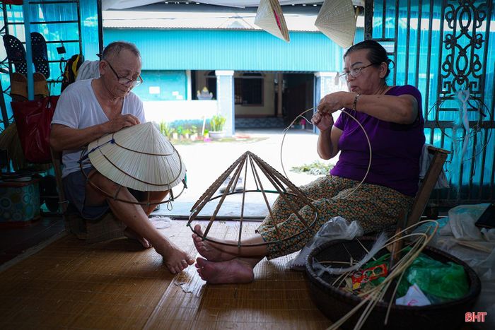 Nghề làm nón hiện diện trong những góc nhà.