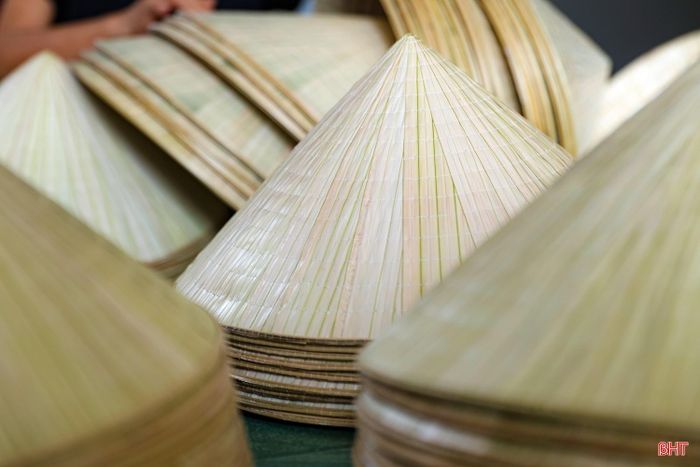 Từ thôn Đan Du, những chiếc nón được đưa đến nhiều vùng miền, mang theo dấu ấn riêng trong từng lớp lá và đường khâu tỉ mỉ.
