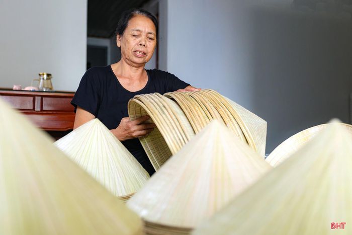 Mỗi chiếc nón Đan Du được bán với giá từ 50.000 đến 80.000 đồng; những chiếc nón được làm cầu kỳ hơn để làm quà có giá khoảng 150.000 đồng.