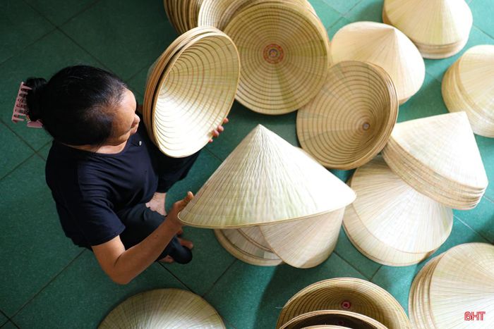 Hiện nay, toàn xã có khoảng 275 hộ theo nghề làm nón, cùng gìn giữ và trao truyền sự khéo léo, kinh nghiệm làm nghề qua nhiều thế hệ. Bởi ở Đan Du, mỗi chiếc nón ra đời không chỉ là thành quả của những giờ lao động tỉ mỉ, mà còn mang theo ký ức về một làng nghề và tình yêu của người dân dành cho nét văn hóa riêng của quê hương.