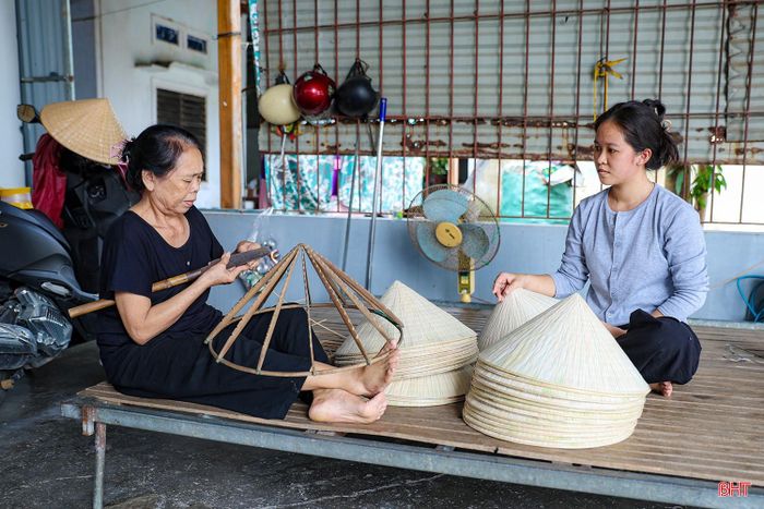 Để tạo nên một chiếc nón lá bền, đẹp, đòi hỏi những người thợ phải có sự khéo léo của đôi bàn tay và tính thẩm mỹ cao.