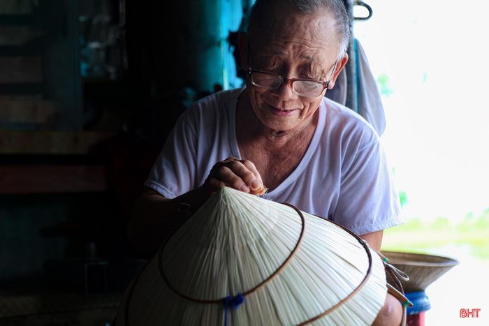 Ông Võ Xuân Nam (thôn Đan Du, xã Kỳ Khang) chia sẻ: "Tôi làm nón từ khi còn nhỏ, đến nay đã ngoài 80 tuổi vẫn chưa rời cái kim, chiếc lá. Nghề này không làm mình giàu, nhưng cũng giúp trang trải cuộc sống. Ngày nào còn khỏe, ngày đó tôi còn làm. Cầm kim khâu nón đã trở thành một phần cuộc sống của mình".