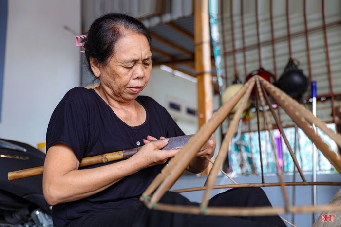 Một chiếc nón cần nhiều giờ tỉ mỉ, từ sửa lá, lên khuôn đến những mũi khâu cuối cùng, chứa đựng nhiều tâm huyết, sự tỉ mỉ của người thợ.