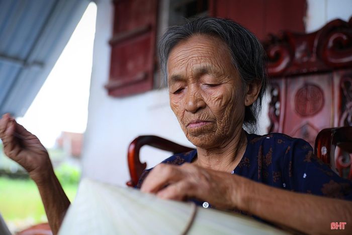 Nhiều công đoạn làm hoàn toàn bằng thủ công nên nón Đan Du bền, nhẹ và đẹp theo thời gian nhưng cũng tốn không ít thời gian và công sức.