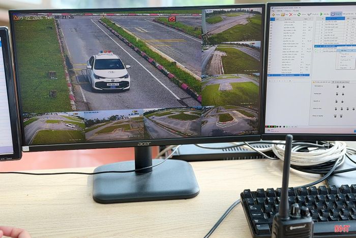Toàn bộ phần thi thực hành lái xe trong hình được giám sát trực tuyến bằng hệ thống camera và thiết bị chấm điểm tự động bằng cảm ứng lắp trên xe cũng như dưới mặt đường.