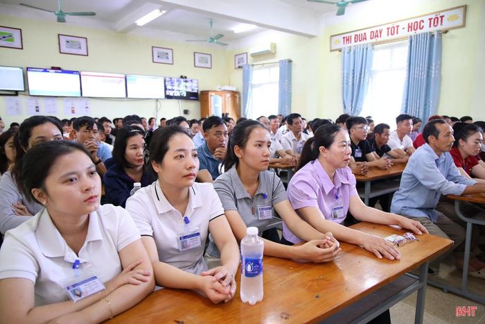 Học viên theo dõi các video clip ghi lại cảnh tai nạn giao thông trên thực tế.