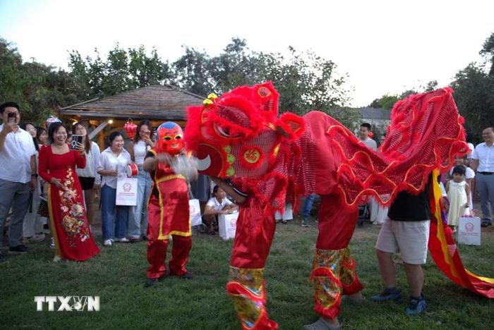 Các cháu thiếu nhi tham gia nhiều hoạt động sôi nổi như múa lân, các trò chơi tập thể và rước đèn ông sao. (Ảnh: Thanh Bình/TTXVN)