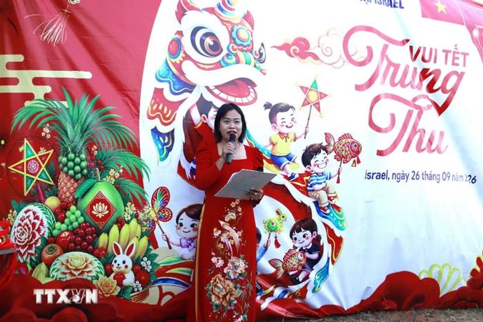 Bà Trương Thị Hồng - Chủ tịch Hội người Việt Nam tại Israel phát biểu khai mạc chương trình “Vui Tết Trung thu.” (Ảnh: Thanh Bình/TTXVN)