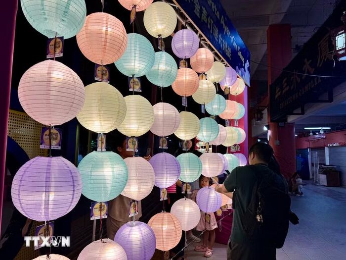 Đèn lồng cùng những lời nhắn gửi vẫn thu hút sự chú ý của du khách. (Ảnh: Đỗ Vân/TTXVN)