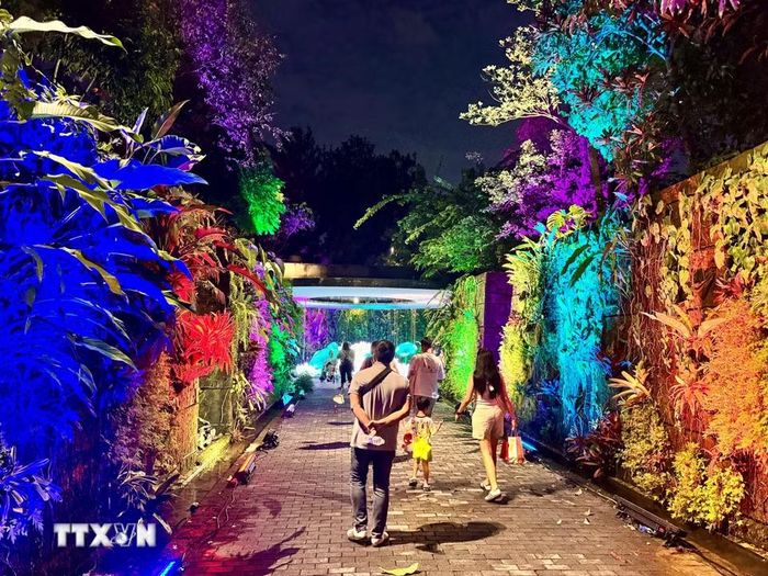 Đường vào cung Trăng tại Sunken Garden. (Ảnh: Đỗ Vân/TTXVN)