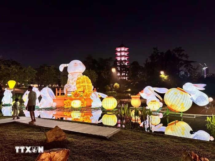 Dưới Trăng soi bóng tại Chinese Garden. (Ảnh: Đỗ Vân/TTXVN)