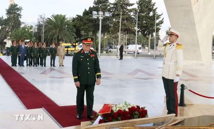 Đại tướng Nguyễn Trọng Nghĩa kính bày tỏ sự ngưỡng mộ, khâm phục những chiến sỹ, anh hùng cách mạng đã hy sinh vì độc lập dân tộc của Algeria. (Ảnh: Mạnh Hùng/TTXVN)