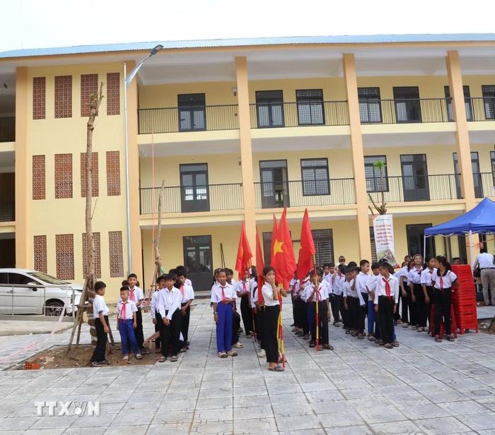 Giáo viên và học sinh hân hoan chào đón năm học mới trong ngôi Trường phổ thông dân tộc nội trú Tiểu học và Trung học cơ sở Đakrông. (Ảnh: Thanh Thủy/TTXVN)