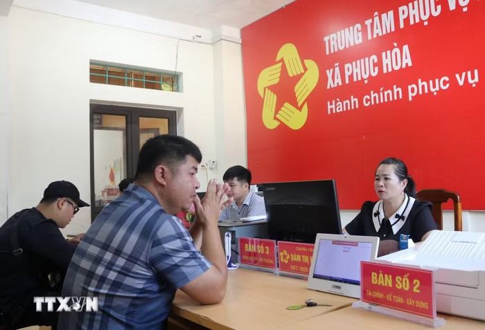 Người dân đến Trung tâm phục vụ hành chính công xã Phục Hòa giải quyết thủ tục hành chính. (Ảnh: Chu Hiệu/TTXVN)