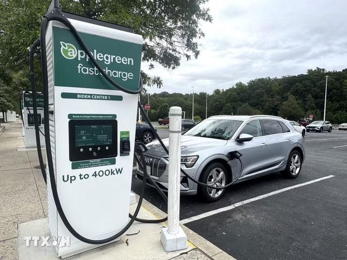 Một xe điện đang sạc tại trạm sạc nhanh AppleGreen, với công suất tối đa được công bố lên tới 400 KW. (Ảnh: Đoàn Hùng/TTXVN)