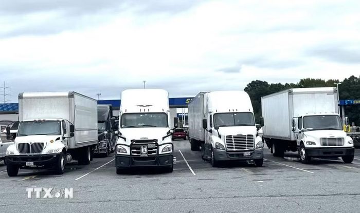 Các xe tải hạng nặng tại một bãi đỗ xe ven đường cao tốc I-95 North ở bang Delaware. (Ảnh: Đoàn Hùng/TTXVN)