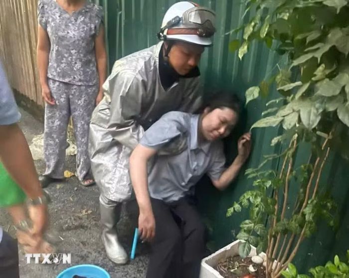 Lực lượng Cảnh sát phòng cháy chữa cháy và cứu nạn cứu hộ hỗ trợ đưa người dân ra khu vực an toàn trong vụ cháy. (Ảnh: TTXVN phát)