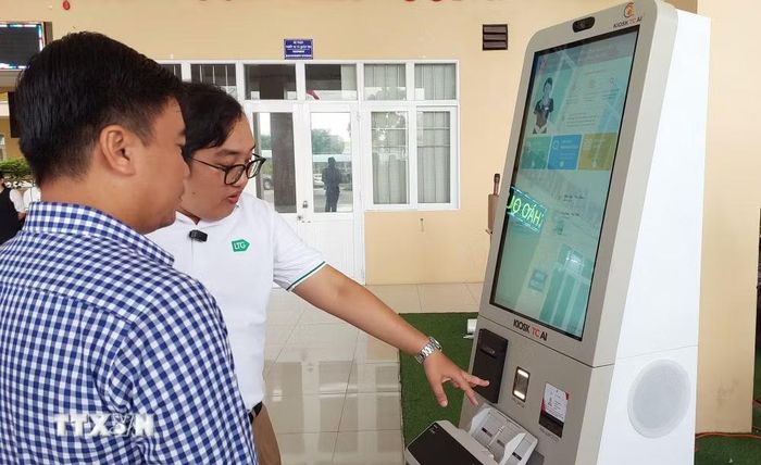 Ứng dụng công nghệ thông tin, chuyển đổi số phục vụ phát triển kinh tế-xã hội. (Ảnh: TTXVN phát)
