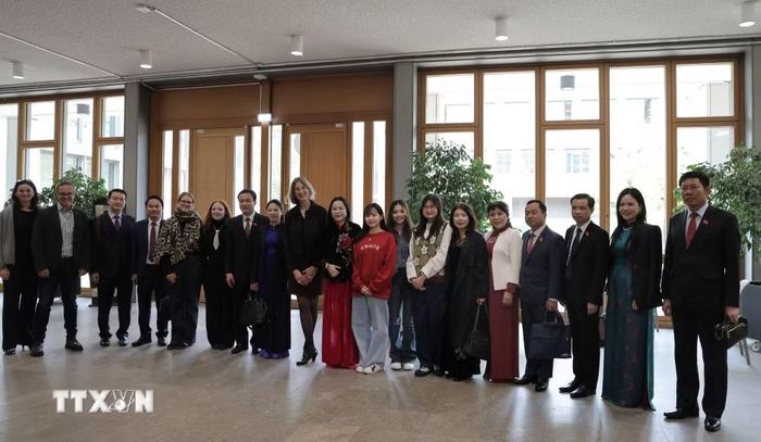 Đoàn công tác của Quốc hội Việt Nam thăm Trung tâm giáo dục nghề nghiệp Rahel-Hirsch tại Berlin. (Ảnh: Thu Hằng/TTXVN)