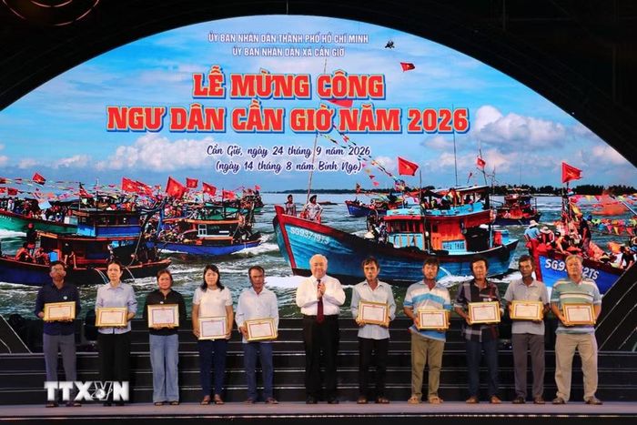 Ông Nguyễn Ngọc Vũ, Bí thư Đảng ủy, Chủ tịch Hội đồng Nhân dân xã Cần Giờ biểu dương, khen thưởng các tập thể, cá nhân đã có thành tích xuất sắc trong đánh bắt, khai thác thủy sản trên địa bàn xã, chấp hành các quy định của pháp luật về khai thác và nuôi trồng thủy sản. (Ảnh: Huỳnh Sơn/TTXVN)