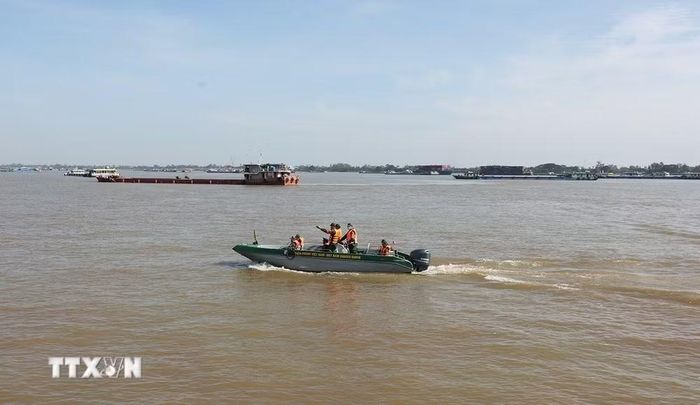 Lực lượng Bộ đội Biên phòng đồn Vĩnh Xương phối hợp với các lực lượng tổ chức tuần tra tại cửa khẩu Quốc tế Vĩnh Xương, tỉnh An Giang. (Ảnh: Vũ Sinh/TTXVN)