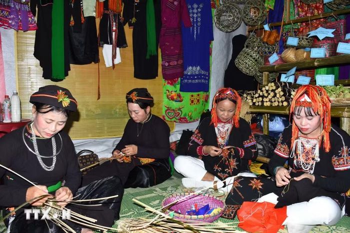 Nghề đan lát truyền thống của người Tày. (Ảnh: Tuấn Anh/TTXVN)